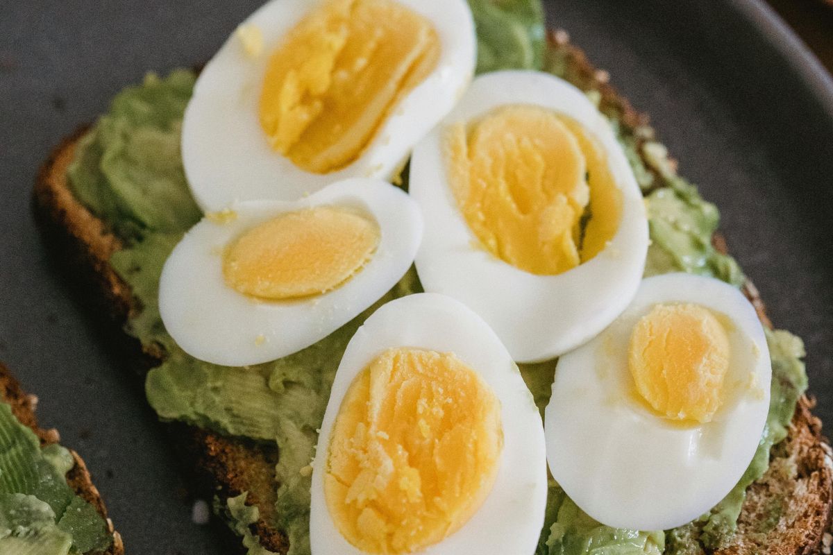 Errores al cocinar huevos cocidos en casa que debes evitar