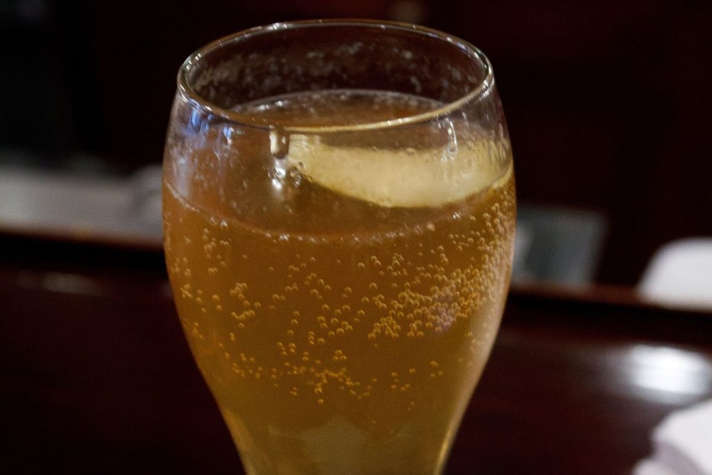 El coctel French 75 es una receta histórica con champagne.
