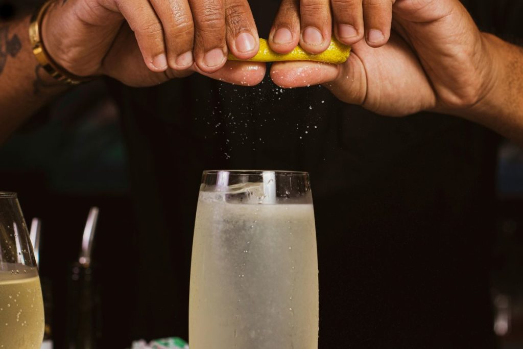 French 75: el coctel histórico que une a la guerra y la mixología