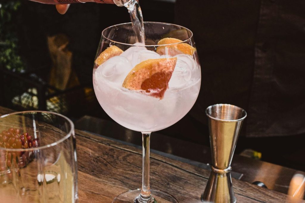 El coctel French 75 es una receta histórica con champagne.