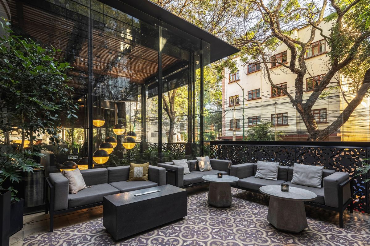 Terraza en el primer piso. Foto de sitio web Brick Hotel.