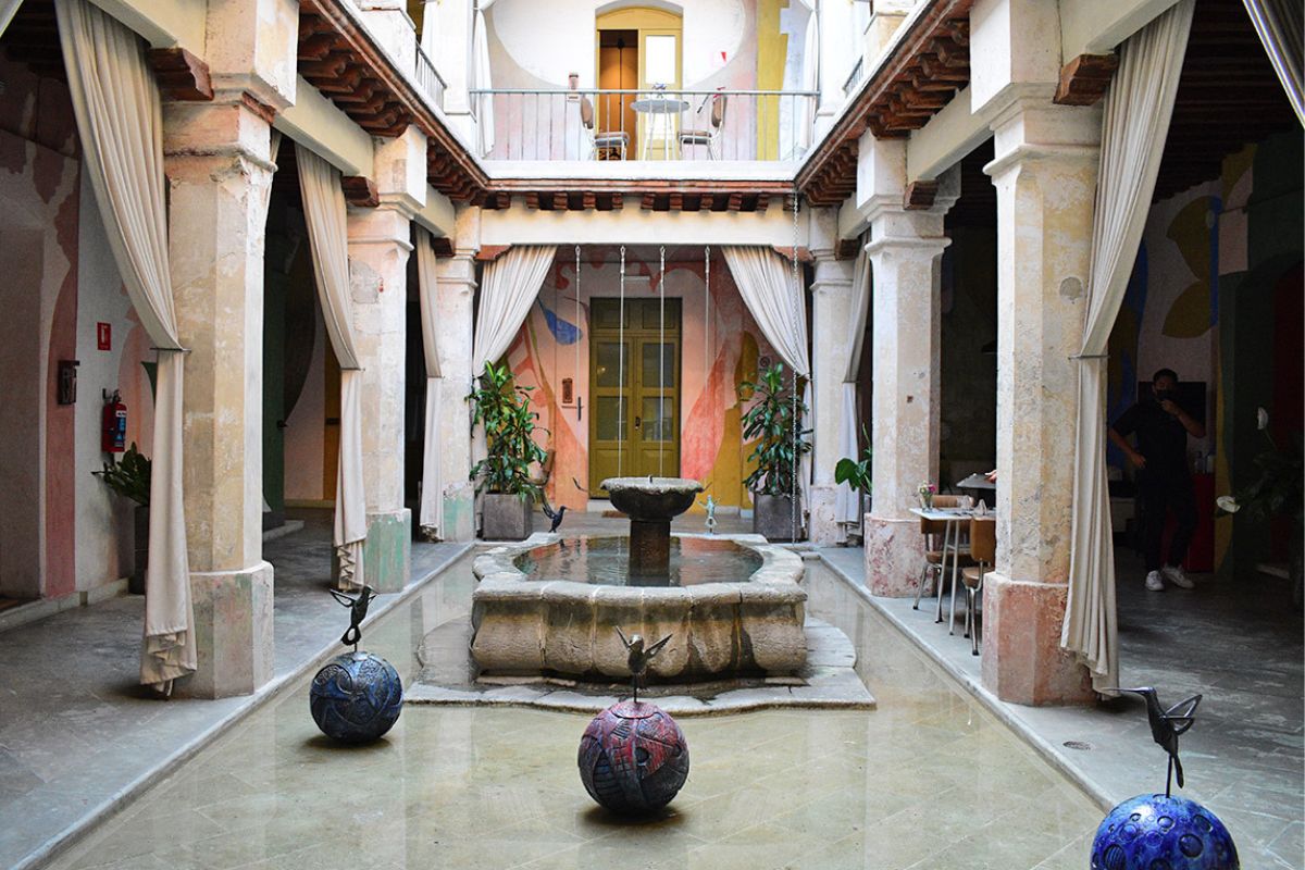 Lobby del hotel. Foto de sitio web Pug Seal Oaxaca.