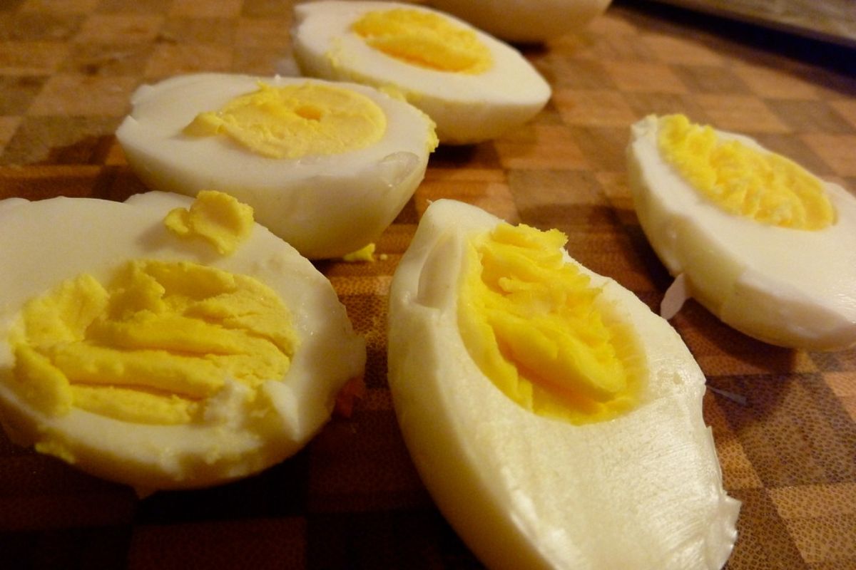 Huevo cocido con yema cremosa. Foto de Flickr.