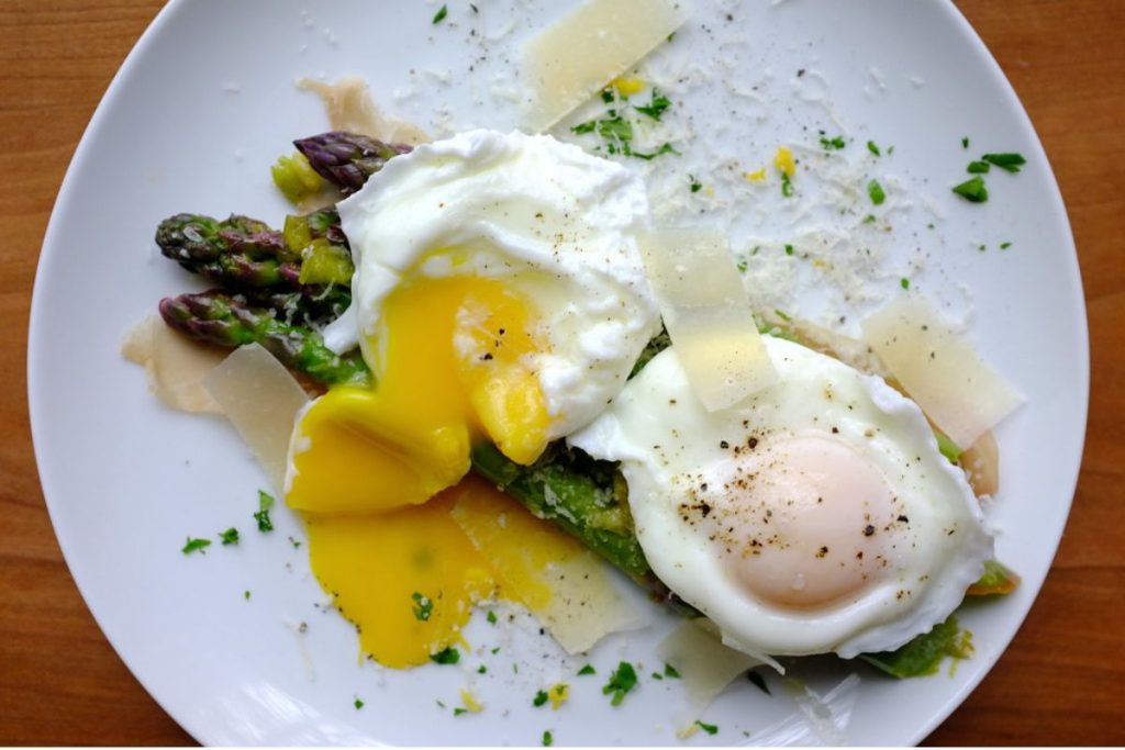 Los huevos nube y los huevos pochados son dos técnicas de cocción contemporáneas.