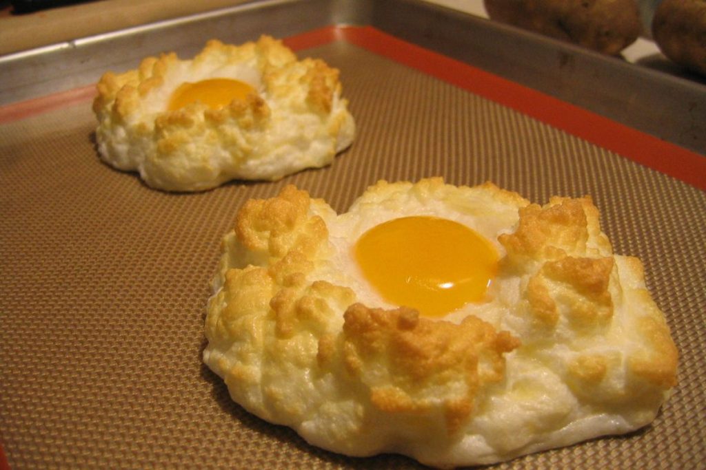 Huevos nube vs. Huevos pochados: dos técnicas icónicas que no cualquiera presume
