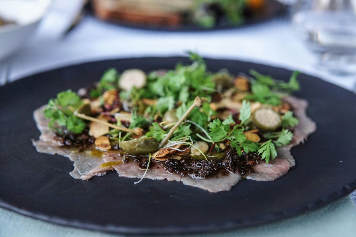 Carpaccio con hierbas frescas. Foto de Pexels.