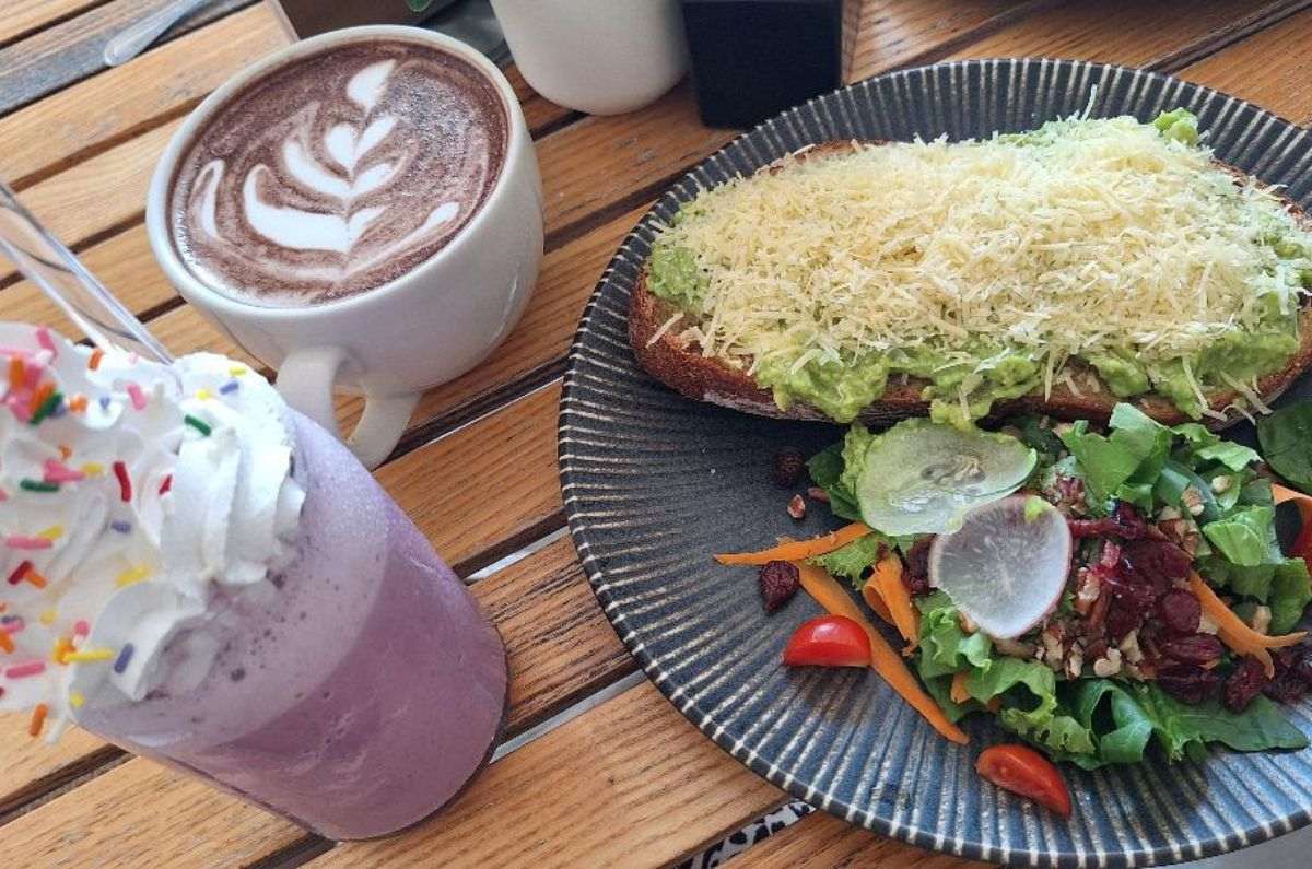 Avocado toast con queso de bola, frappé de taro y chocolate caliente, foto de Miriam Carmo