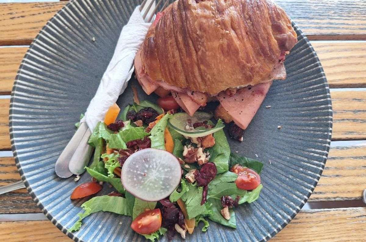 Croissant de masa madre con jamón y queso, foto de Miriam Carmo