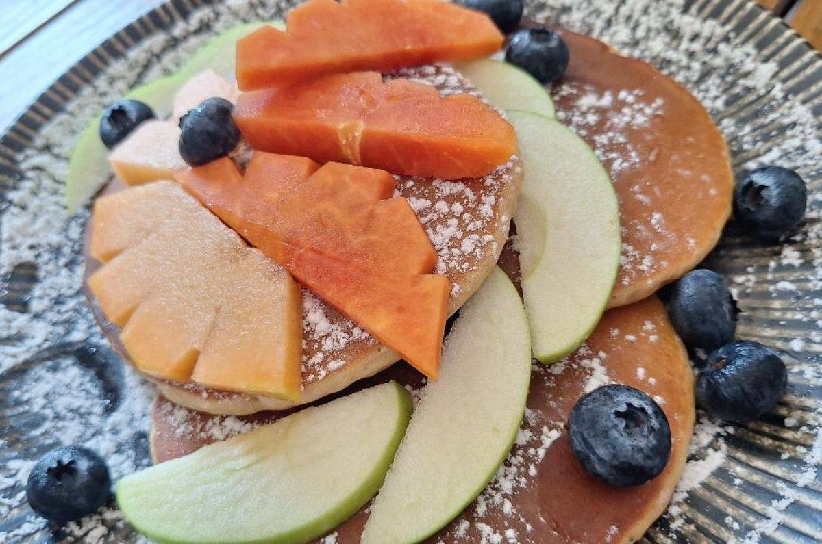Hot cakes con fruta fresca, foto de Miriam Carmo