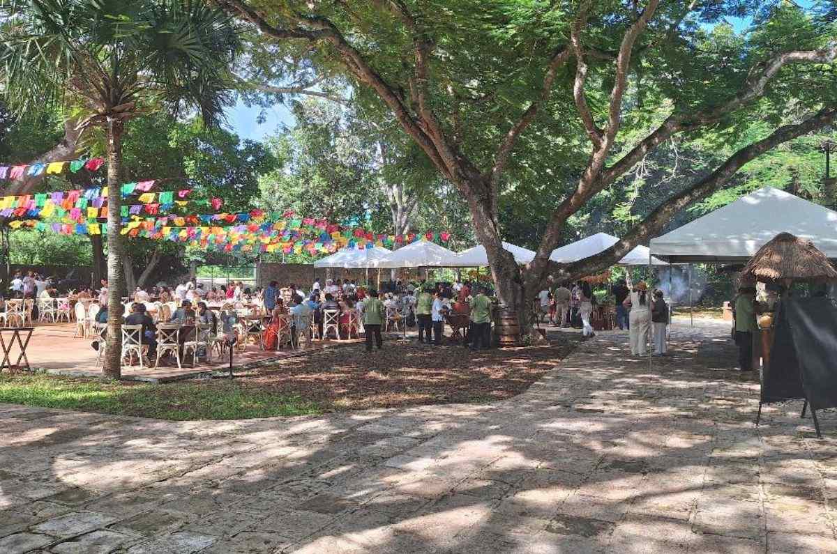 Explanada del cenote Selva Maya (celebración 58o aniversario Grupo Mesones), foto de Miriam Carmo