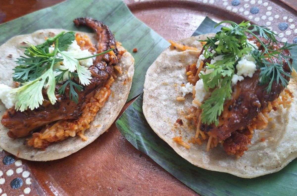 Taco de fideo seco con longaniza de Valladolid y pulpo de la chef Rebeca De Anda del restaurante Micaela Mar y Leña en Mérida, foto de Miriam Carmo