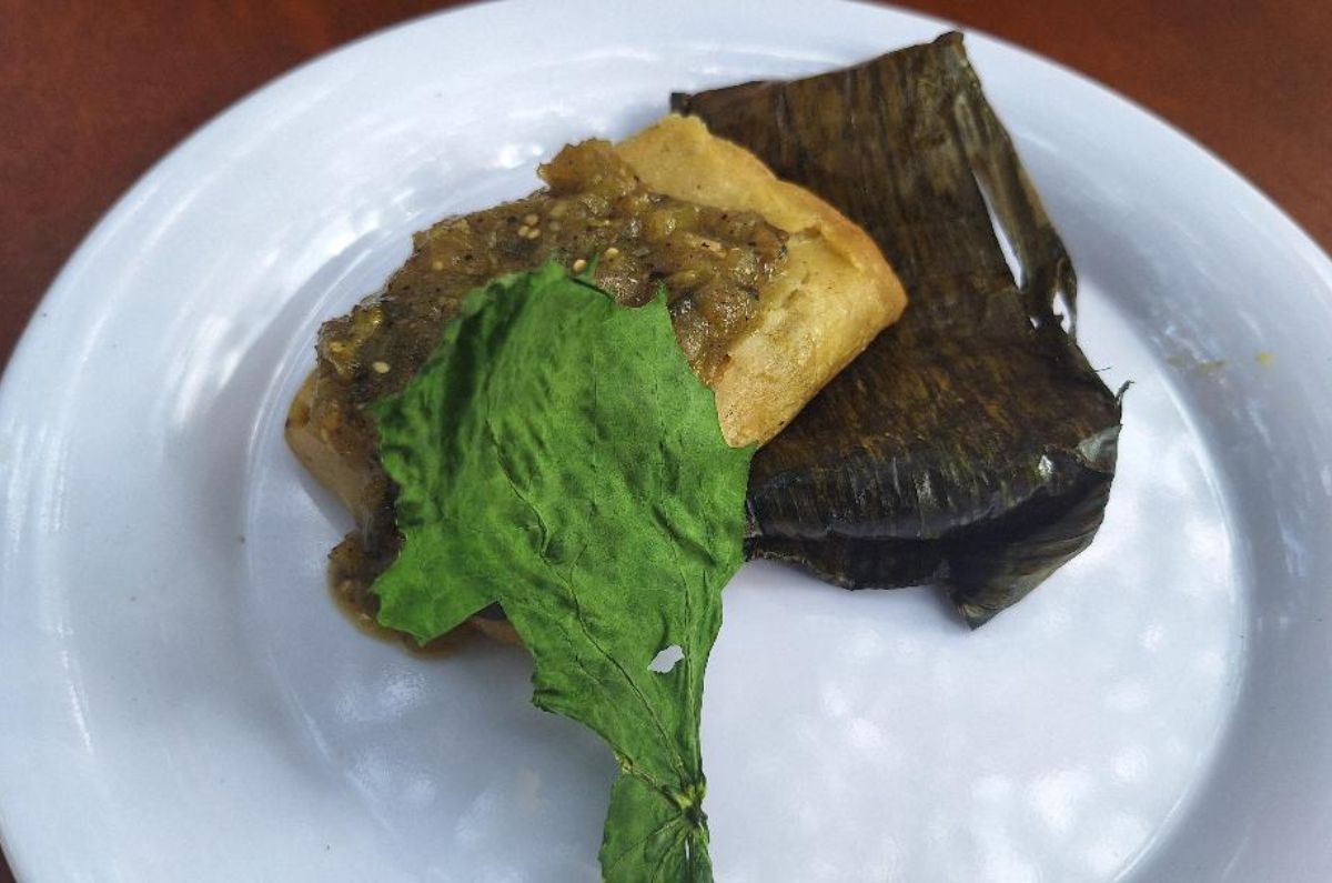 Tamal de calabaza en pib y salsa verde con verdolagas del chef corporativo Elio Xicum de Grupo Mesones, foto de Miriam Carmo