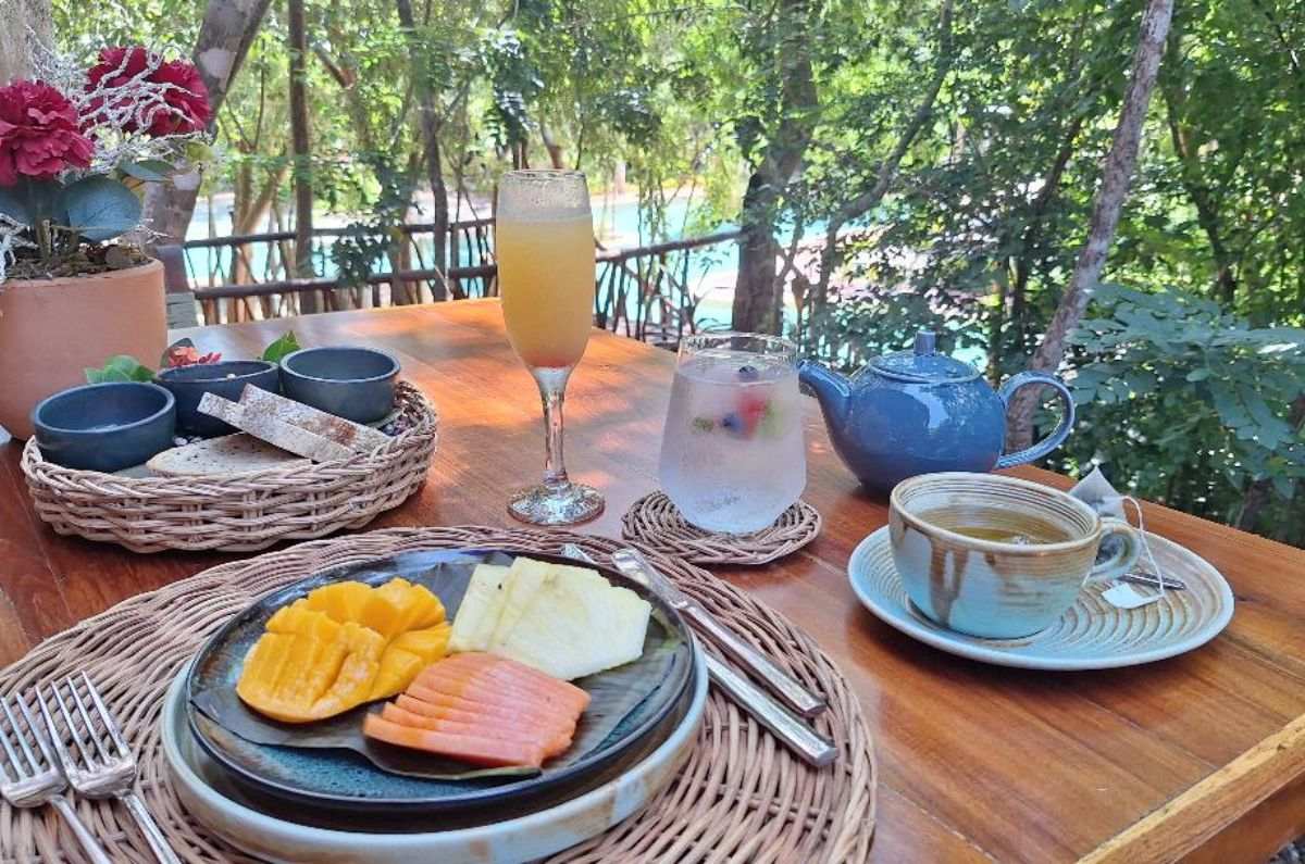Desayuno: fruta fresca de temporada, té, mimosa y pan con mantequilla y mermeladas caseras, foto de Miriam Carmo 