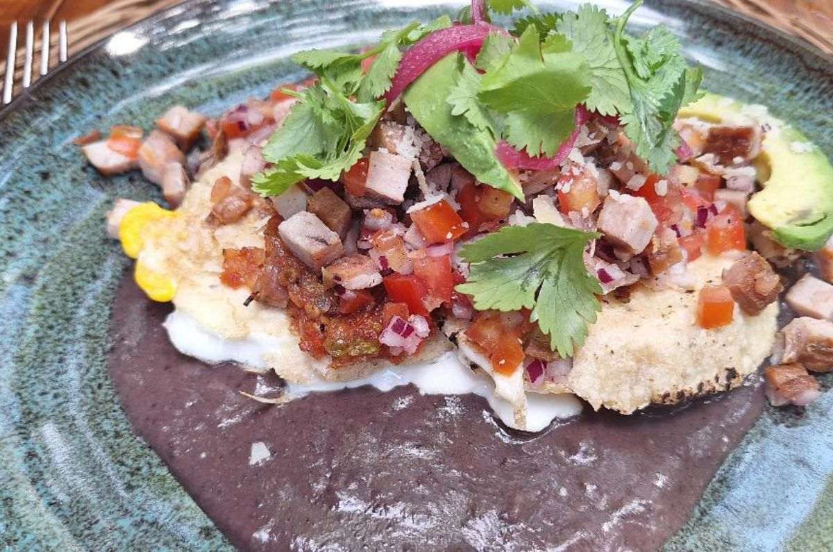 Desayuno: huevos encamisados con tortillas hechas a mano y cocidas al comal, salpicón de carne ahumada, tomate, cebolla, queso, crema, aguacate y salsa de chiltomate, foto de Miriam Carmo
