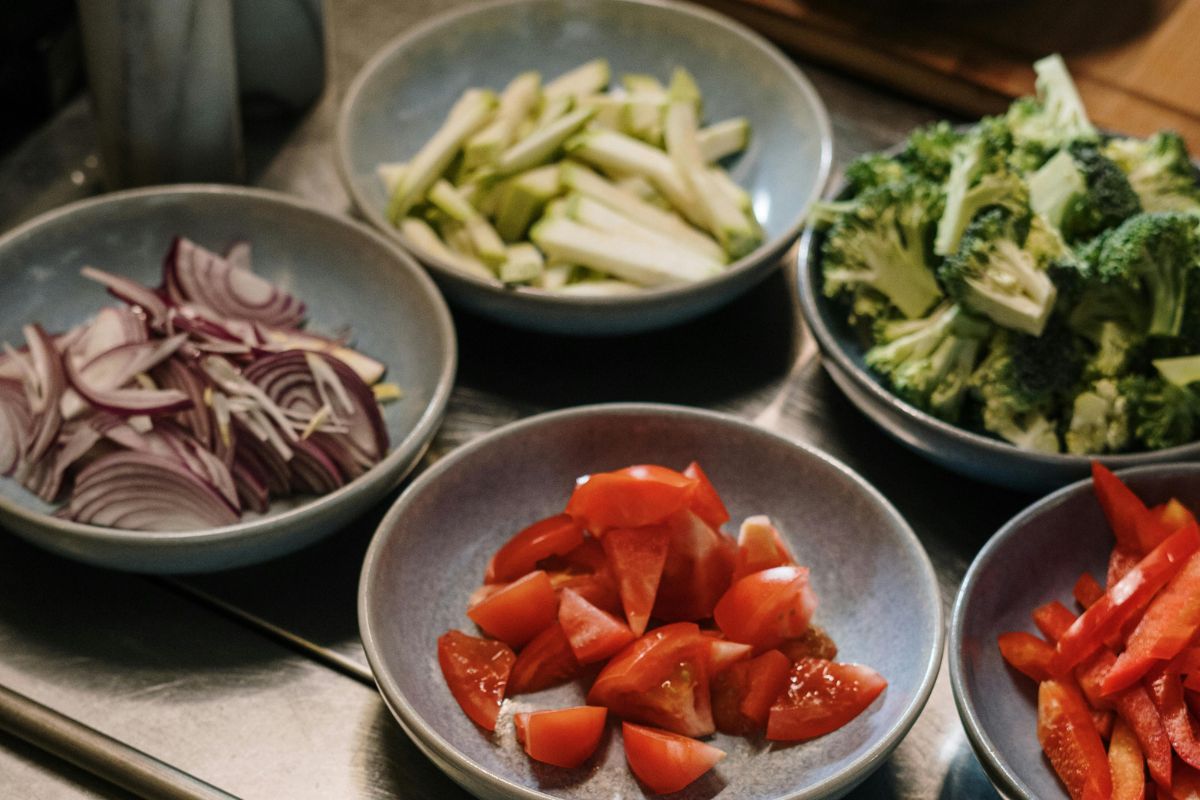 Vegetales crudos listos para cocinar. Foto de Pexels.