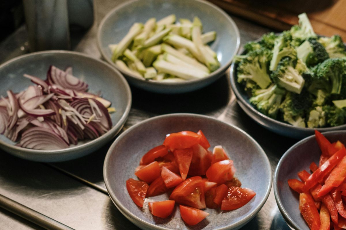 Ingredientes frescos para cocinar. Foto de Pexels.