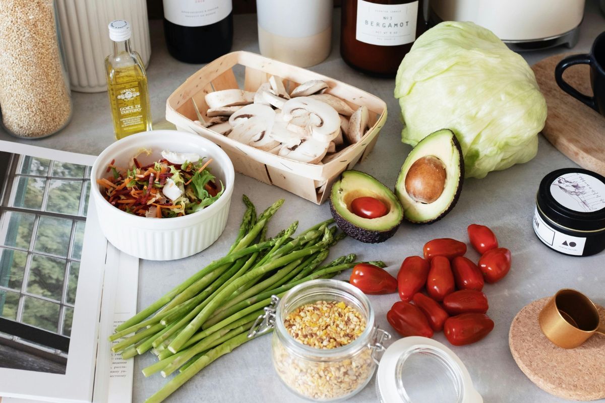 Vegetales crudos listos para cocinar. Foto de Pexels.