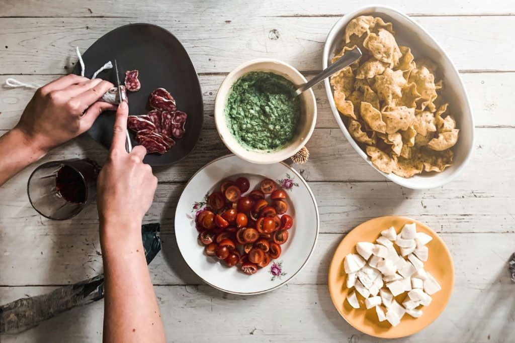 El mise en place es un formato universal aplicado para mantener al orden durante la preparación de una receta.