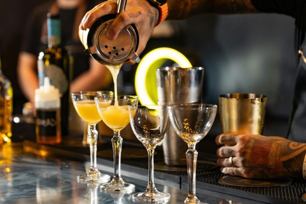 ¿Cuáles son las diferencias entre mixología y coctelería?