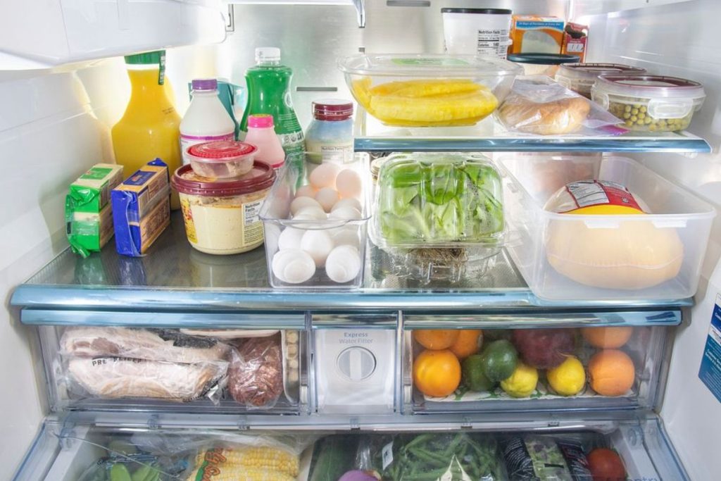 Ordenar los alimentos en el refrigerador es clave para evitar desperdicios.