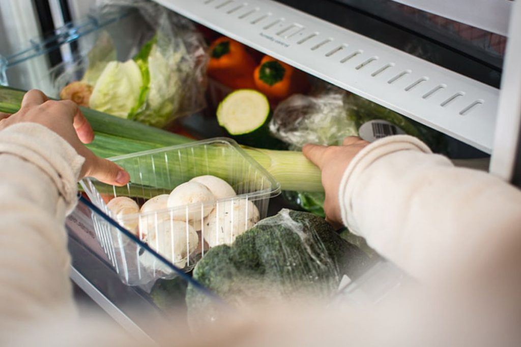 Ordenar los alimentos en el refrigerador es clave para evitar desperdicios.