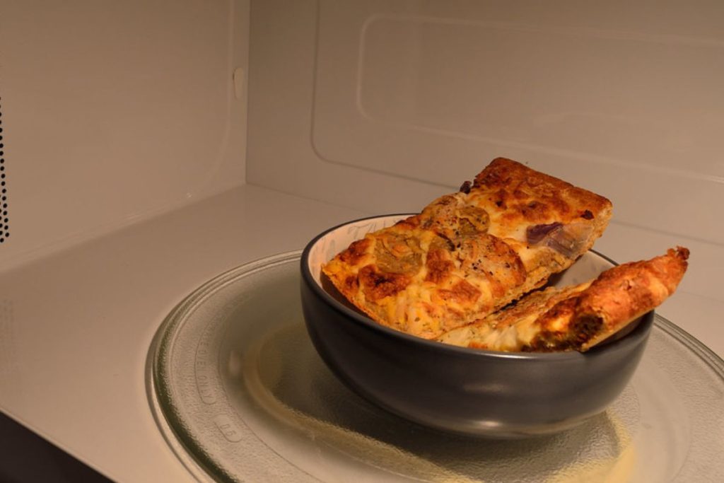 Recalentar comida en casa es una actividad que no debe tomarse a la ligera.