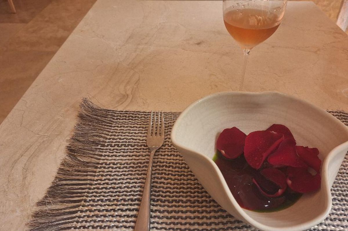 Atún, pomarrosa, flor de jamaica, petita de agua, hoja de mango y rosas del chef Rodríguez, foto de Miriam Carmo