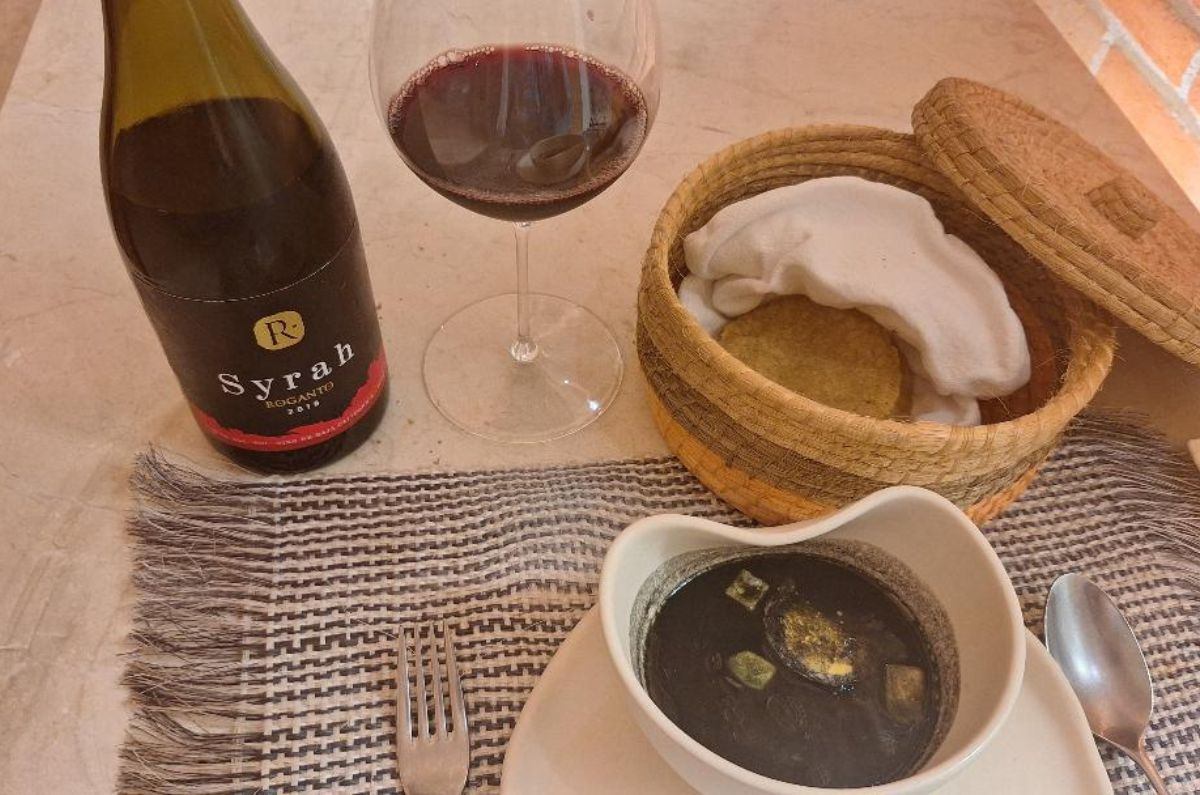 Venado en recado negro, puré de ibes, aguacate y but de venado del chef Solís, foto de Miriam Carmo