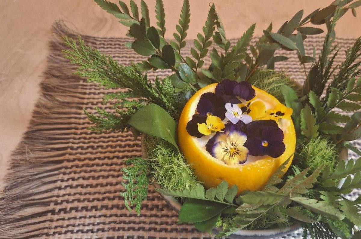 Sorbete de coco y flor de amor, grosellas fermentadas, cítricos y flores del chef Rodríguez, foto de Miriam Carmo