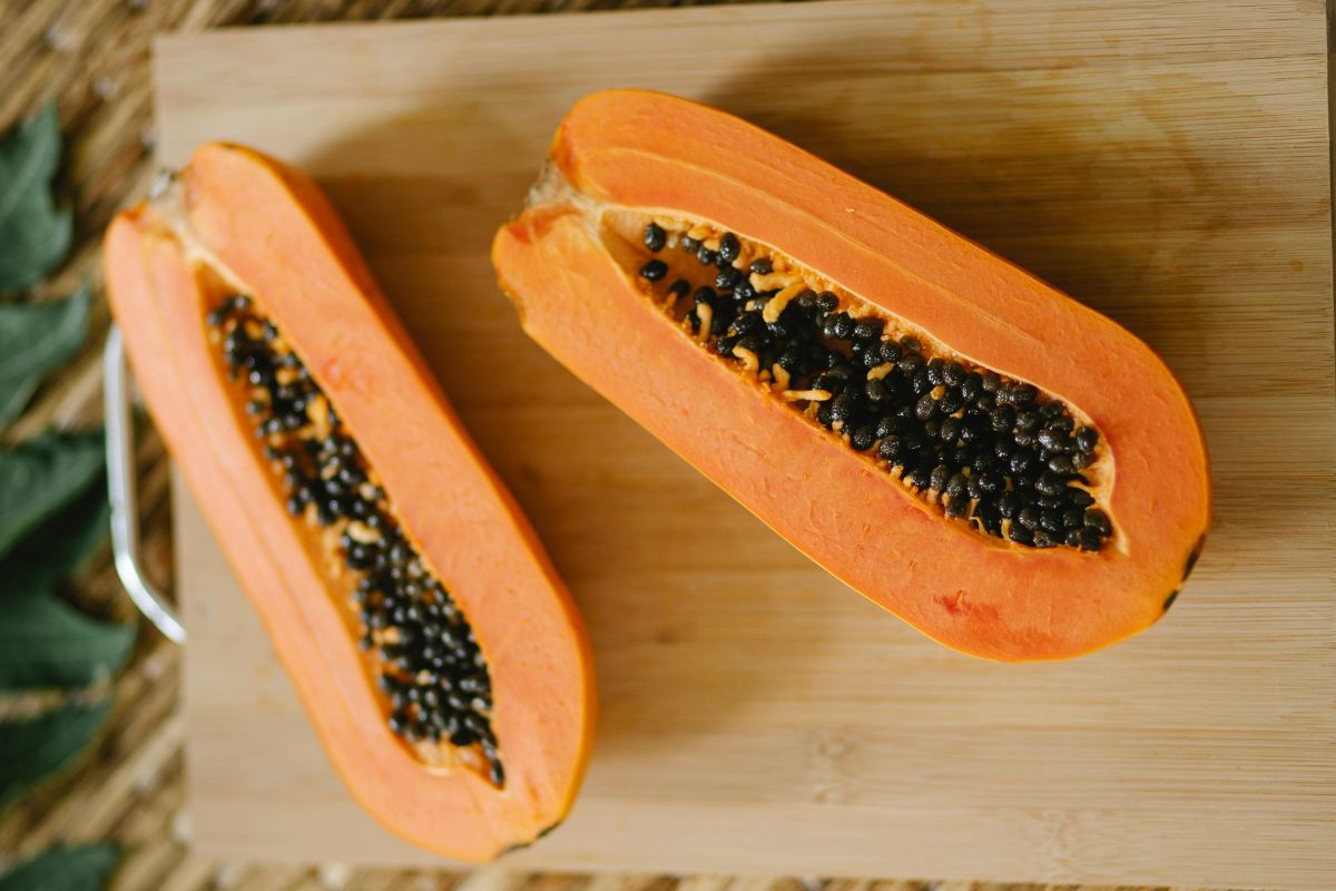 Semillas al interior de papaya madura. Foto de Pexels.