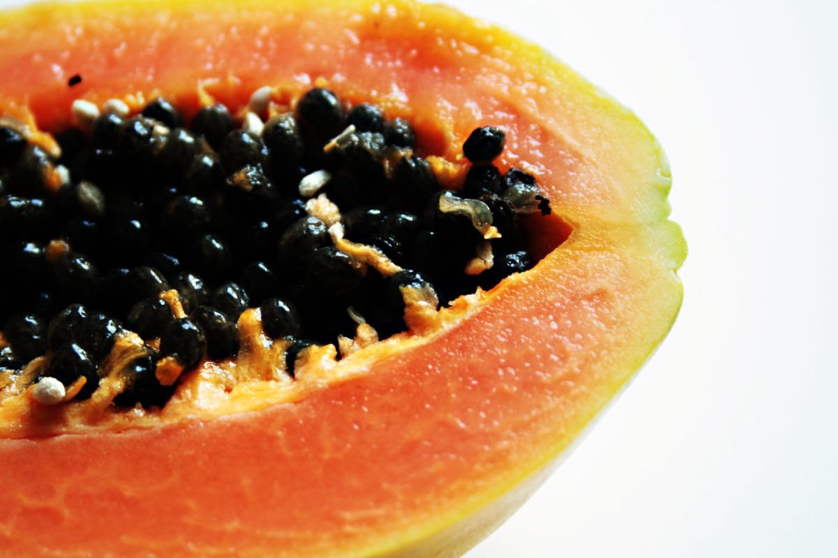 Semillas al interior de papaya madura. Foto de Pexels.