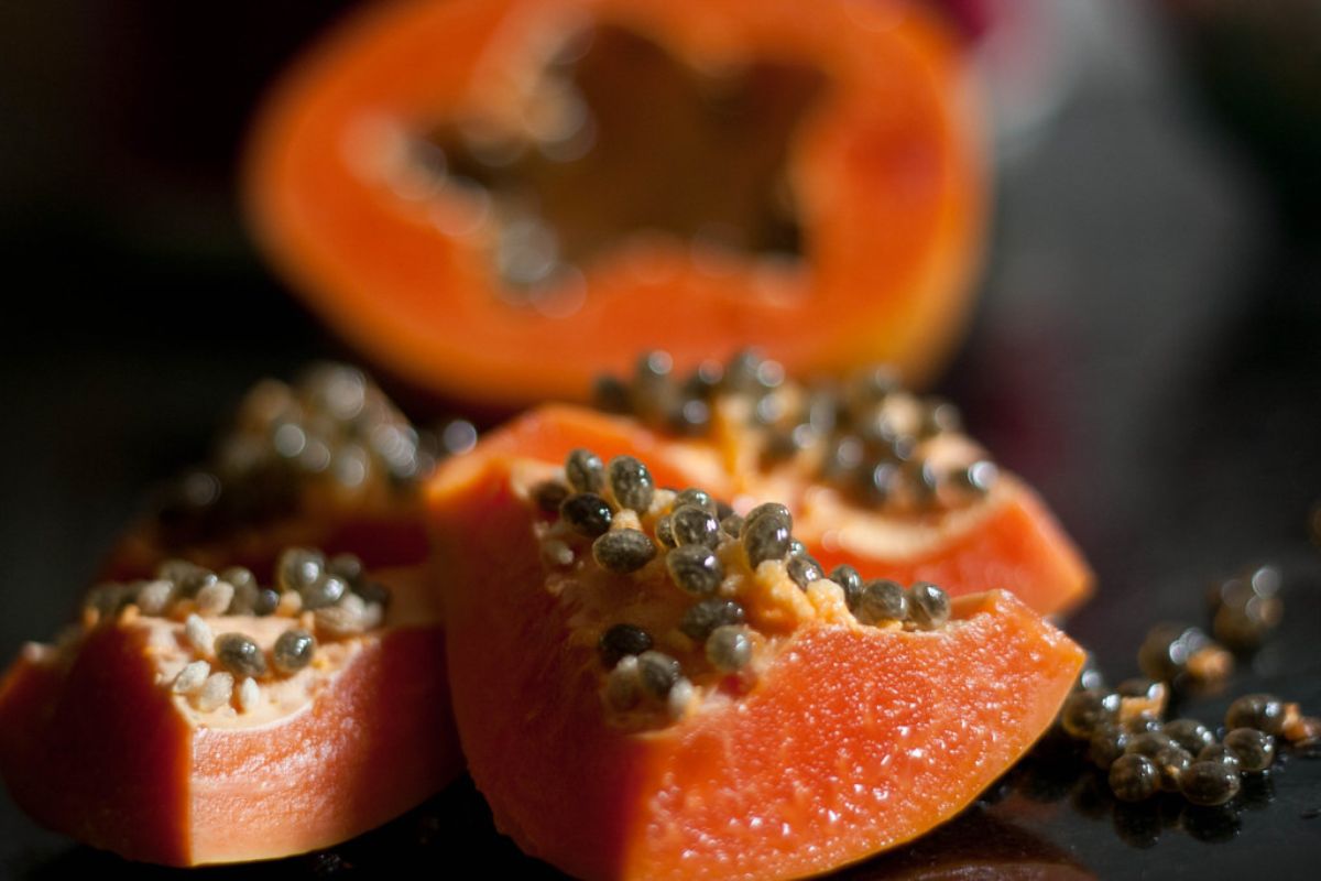 Semillas al interior de papaya madura. Foto de Pexels.
