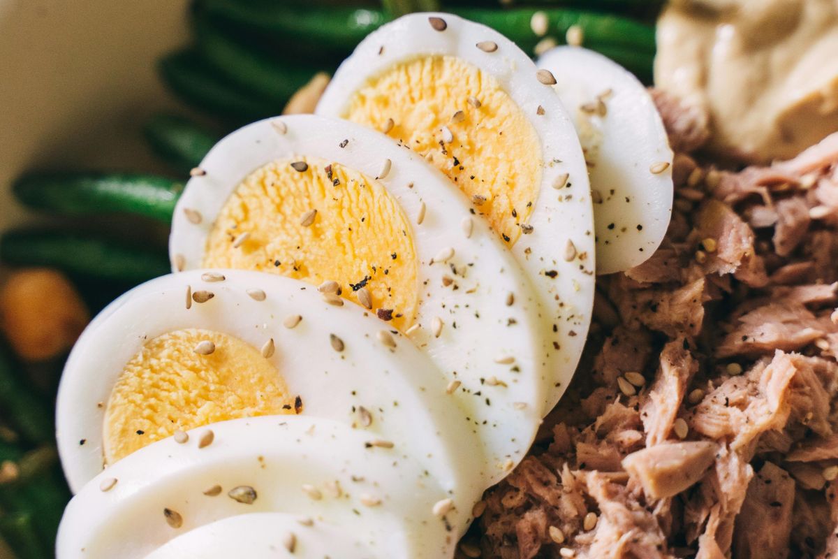 Ensalada de atún con huevo cocido. Foto de Pexels.