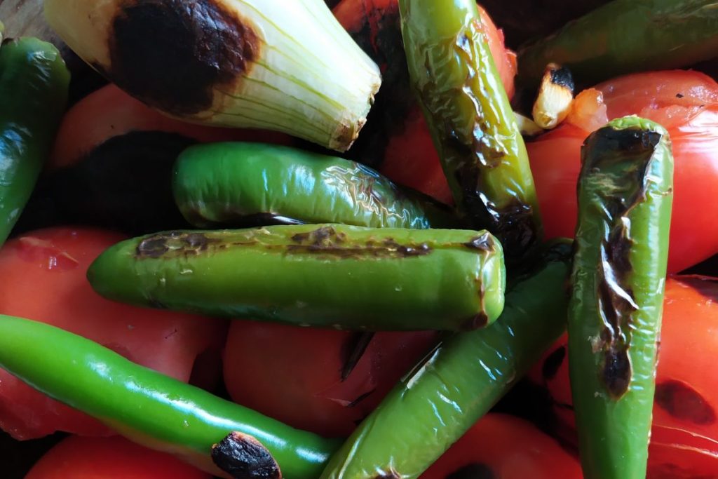 Tatemar chiles es una técnica pilar en la cocina mexicana.