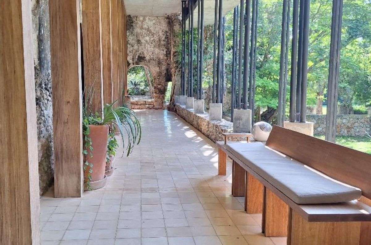 Pasillo del edificio principal con gym/sala de yoga y sala de co-working, foto de Miriam Carmo