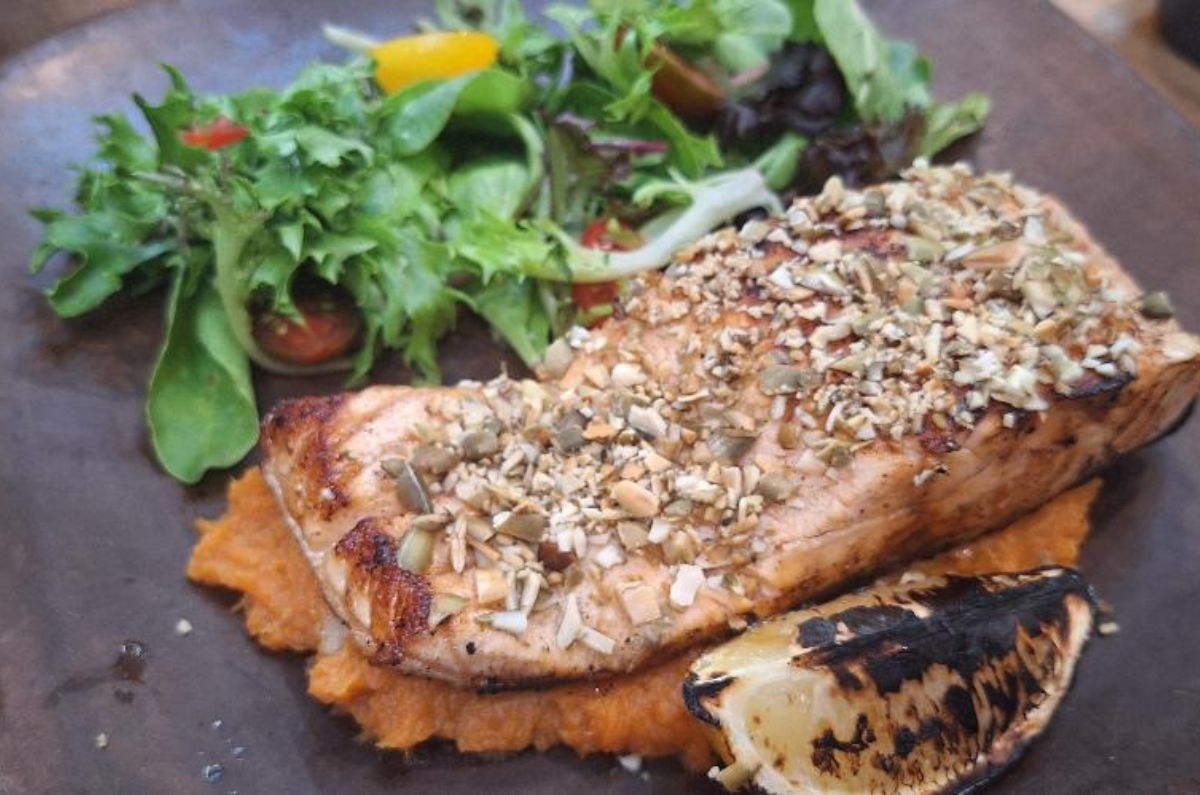 Salmón en costra de pepita de calabaza y puré de camote, foto de Miriam Carmo