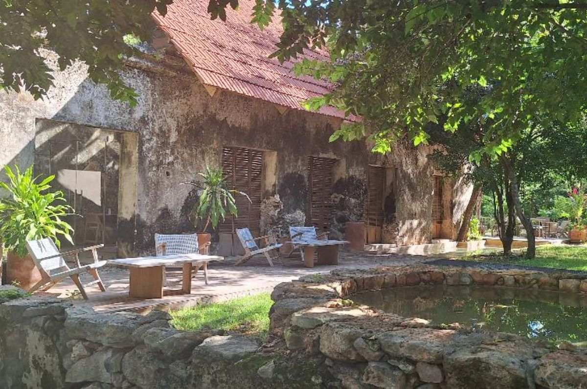 Área de descanso y fachada del restaurante, foto de Miriam Carmo