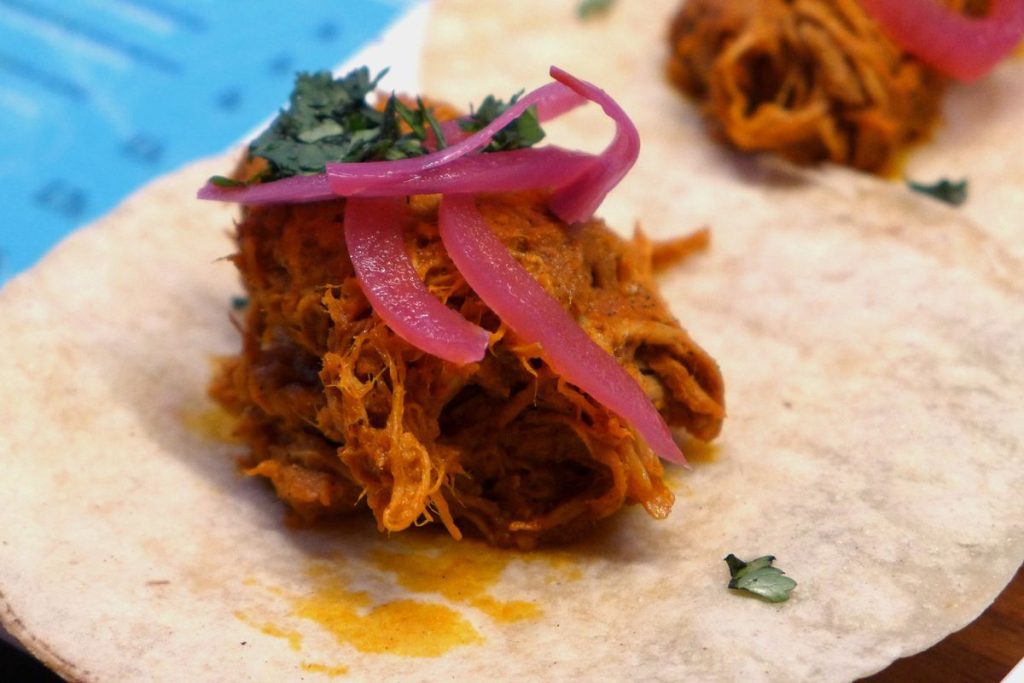 El adobo y el recado son dos tipos de marinado para cocinar carnes blancas.