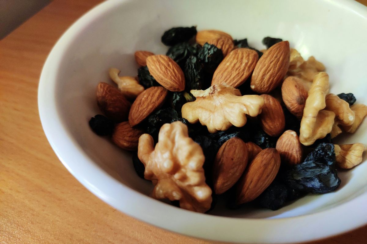 Mix de nueces con pasas. Foto de Pexels.