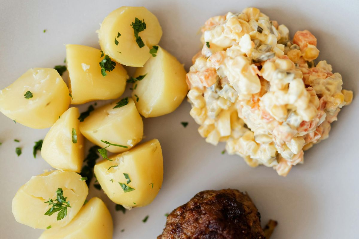 Papas al vapor con ensalada rusa. Foto de Pexels.