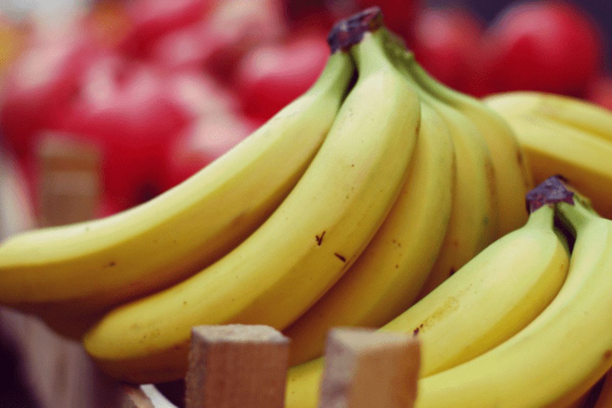 Ramillete de plátanos frescos. Foto de Pexels.