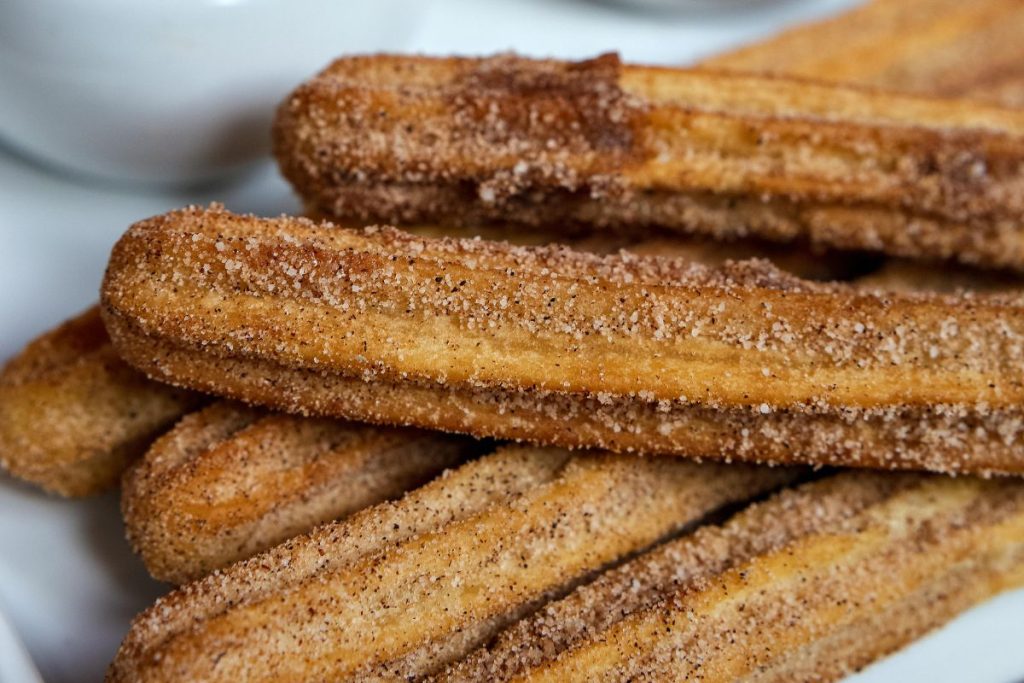 En casa puedes aprovechar churros como elemento crujiente en otros postres.