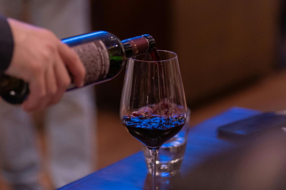 Errores que debes evitar durante y después de beber vino tinto