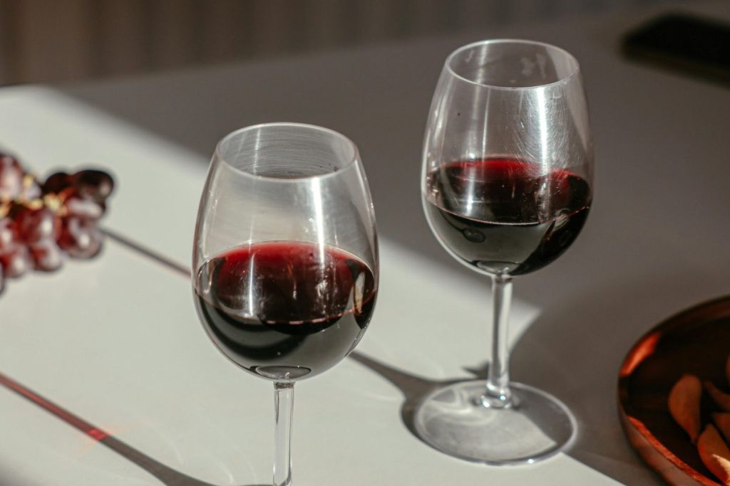 Beber vino tinto es un momento de disfrute en casa que debe hacerse correctamente.