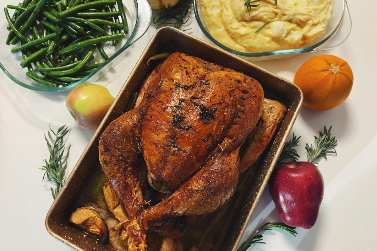 Pavo ahumado para compartir al centro. Foto de Pexels.