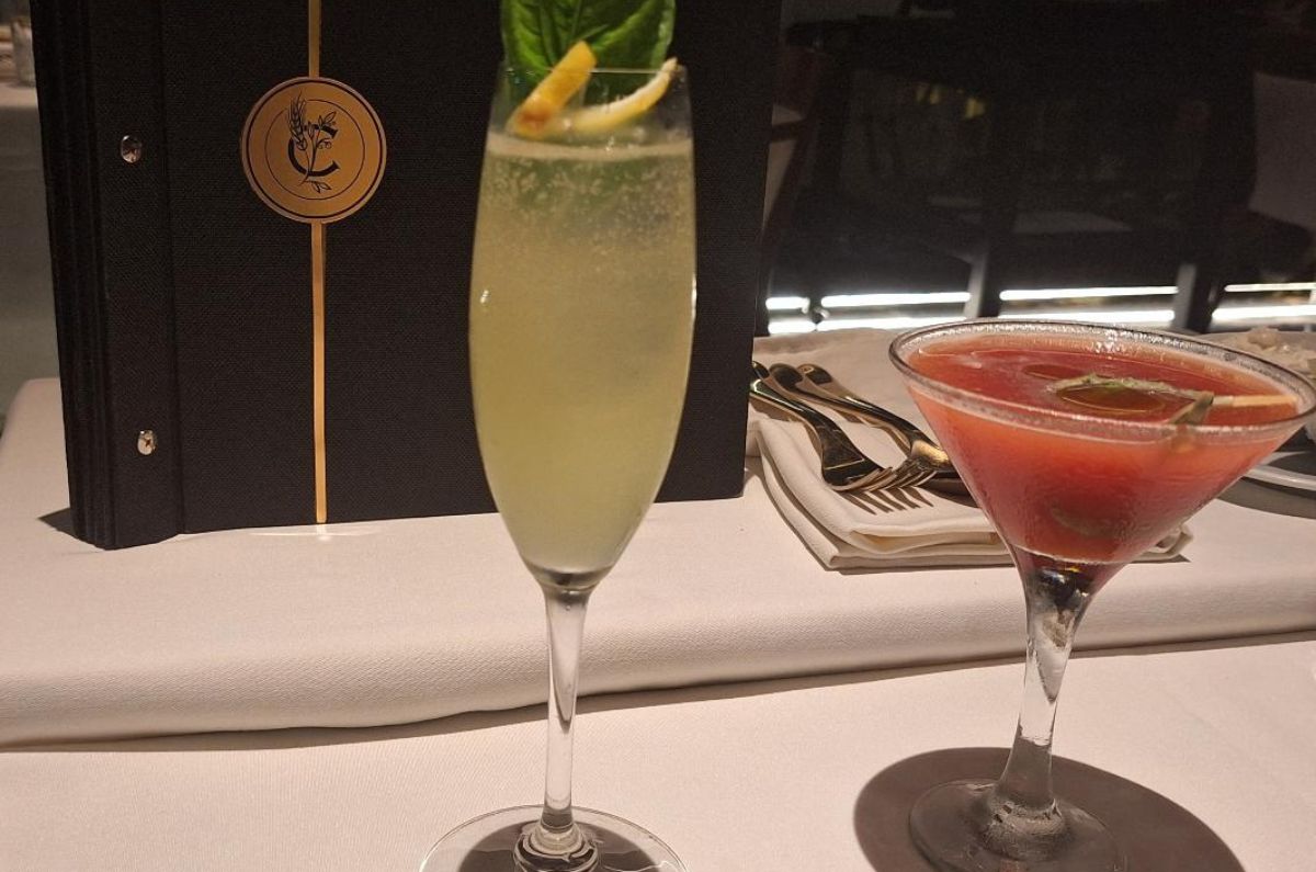 Cócteles Limoncello Spritz (licor Limoncello, prosecco y terminado con albaca fresca) y Martini Bruschetta (con jugo de tomate cherry, martini dry terminado con hoja de albahaca, gotas de aceite de olivo y un toque de sal), foto de Miriam Carmo