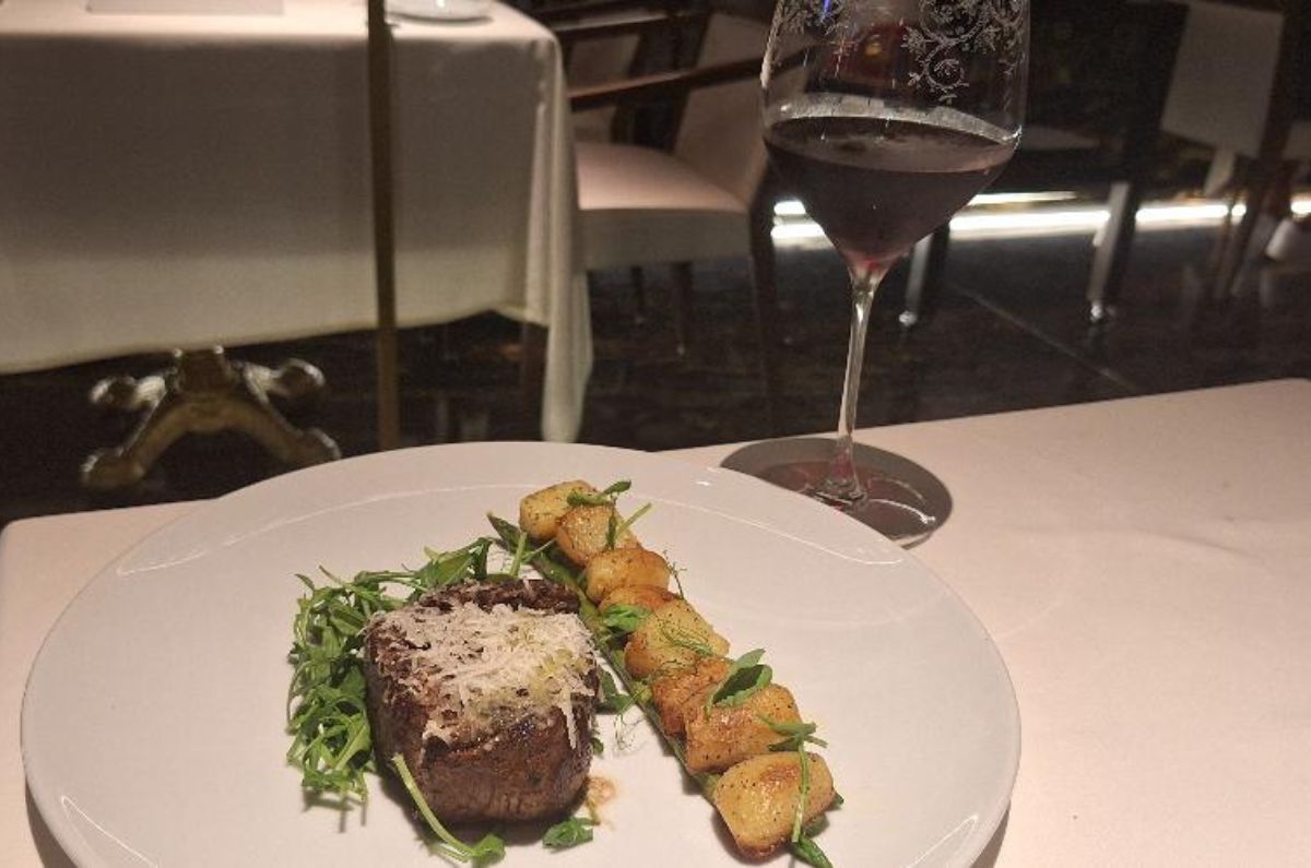 La Tagliata (filete de res “Prime”, con queso Grana Padano rallado, arúgula, sal de mar y balsámico de la casa, espárragos y papas trufadas), foto de Miriam Carmo