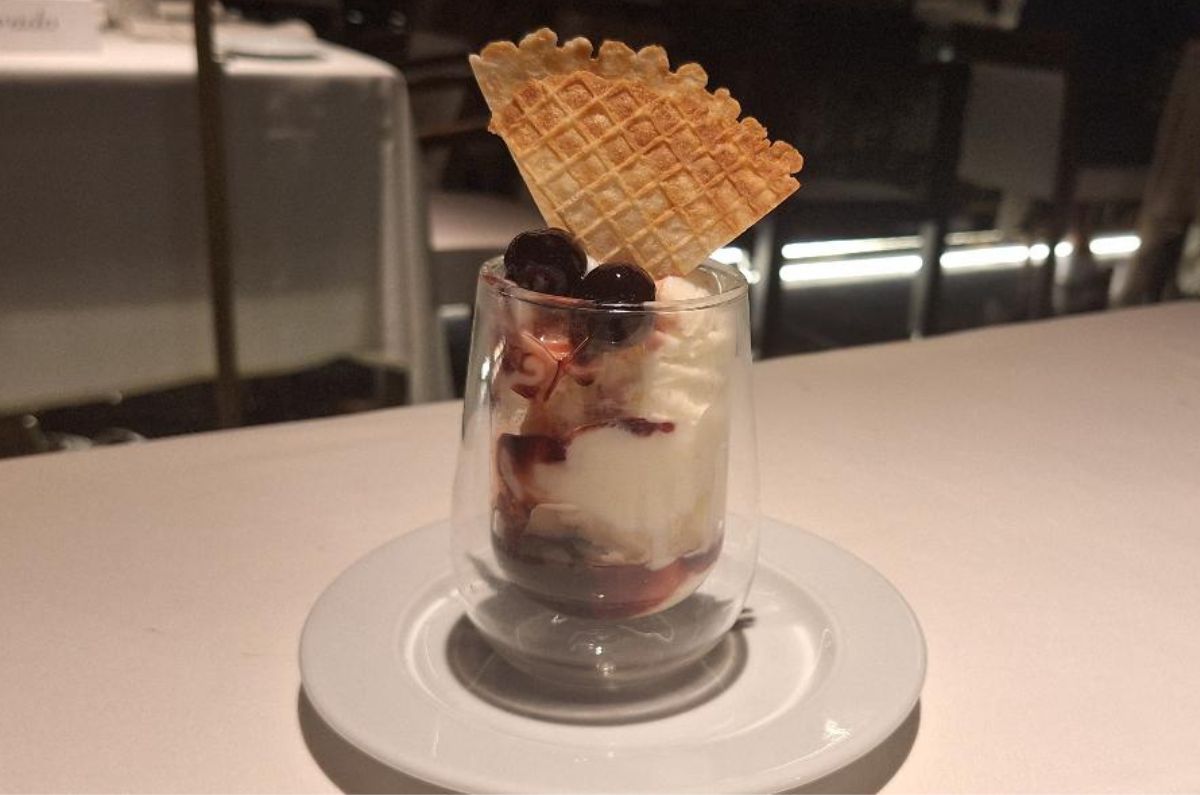 Copa Amarenas (gelato de panna con salsa de amarenas), foto de Miriam Carmo