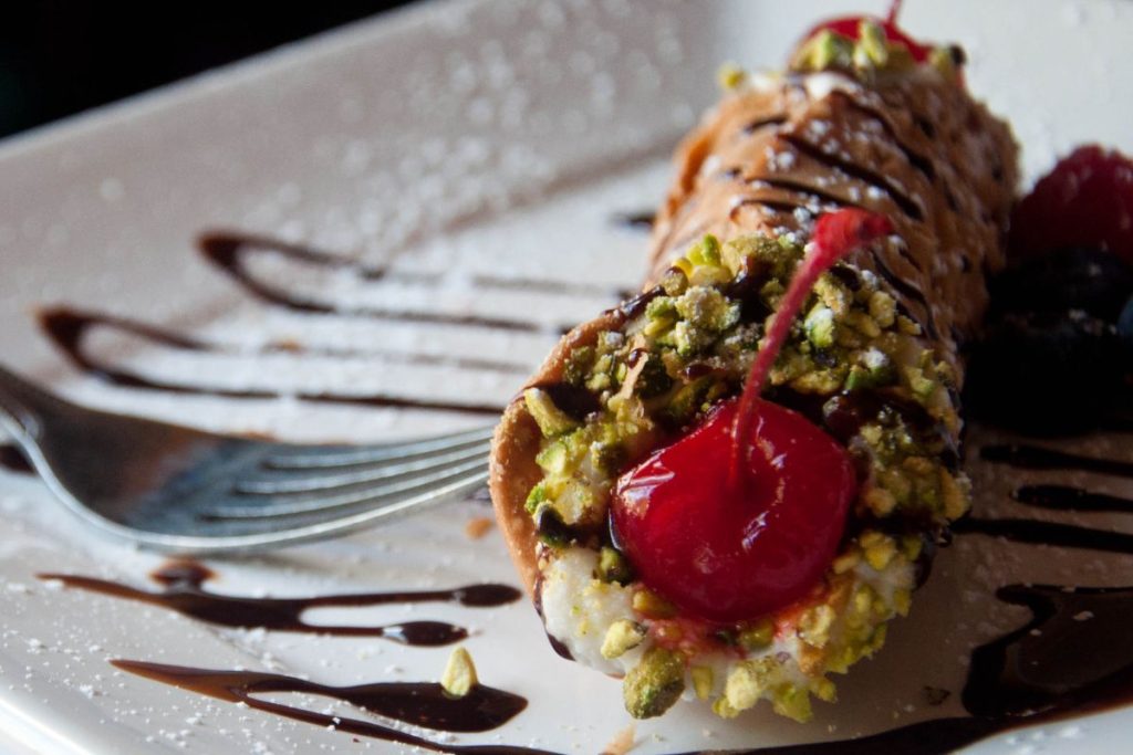 Las cerezas Maraschino se aprovechan como elemento decorativo en un sinfín de postres.