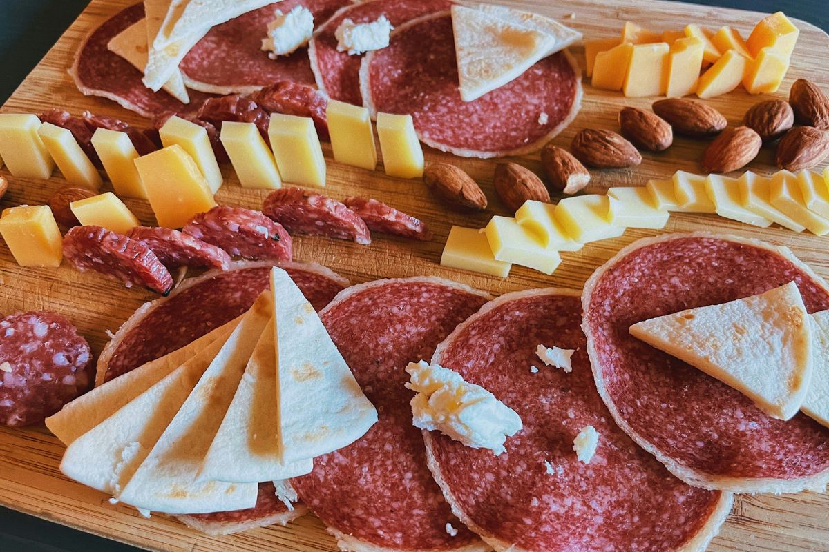 Tabla de quesos frescos y carnes frías. Foto de Pexels.